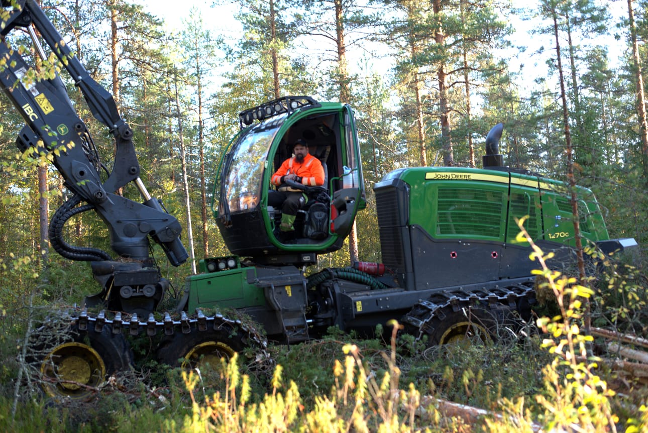 Yleisimmät moton huolto- ja korjaustyöt Rantala tekee itse. Jos suurempaa vikaa ilmenee, hän tilaa huoltomiehen.