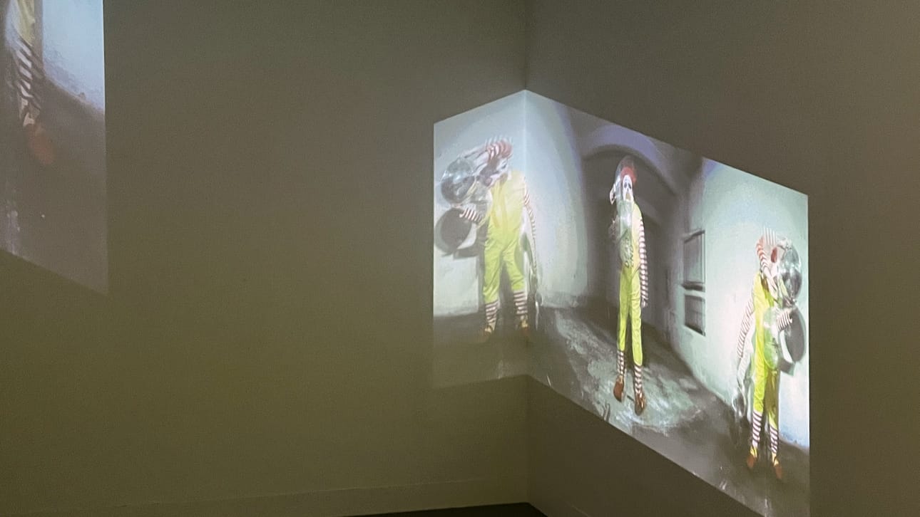 Juha Allan Ekholmin Katoamispiste-projisaatio koettelee näyttelytilan rajoja.