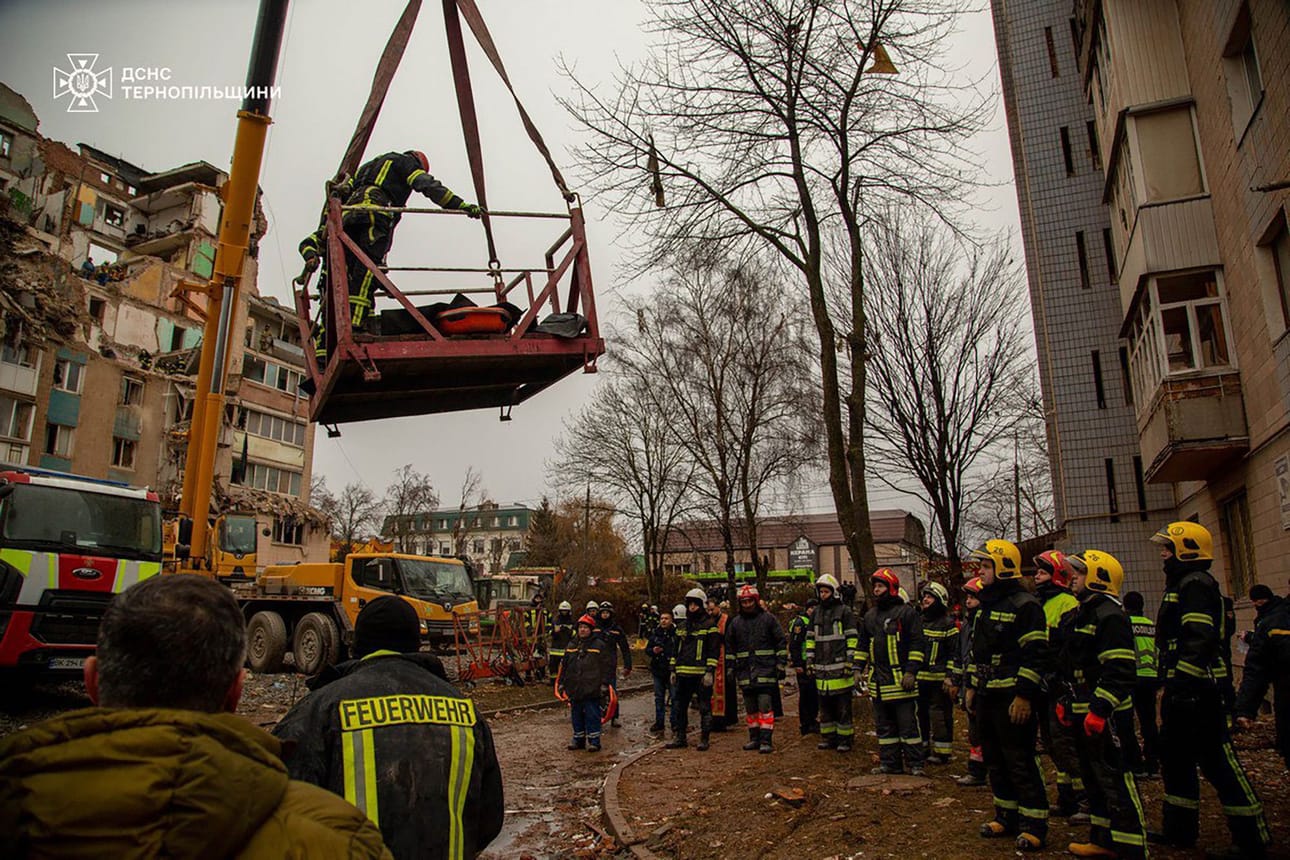 Ukrainalaiset pelastajat siirsivät ruumiita Ternopilin kaupungissa asuinrakennukseen tehdyn ohjusiskun jäljiltä. Ainakin 31 ihmisen on kerrottu kuolleen Venäjän ohjusiskussa aiemmin tällä viikolla.