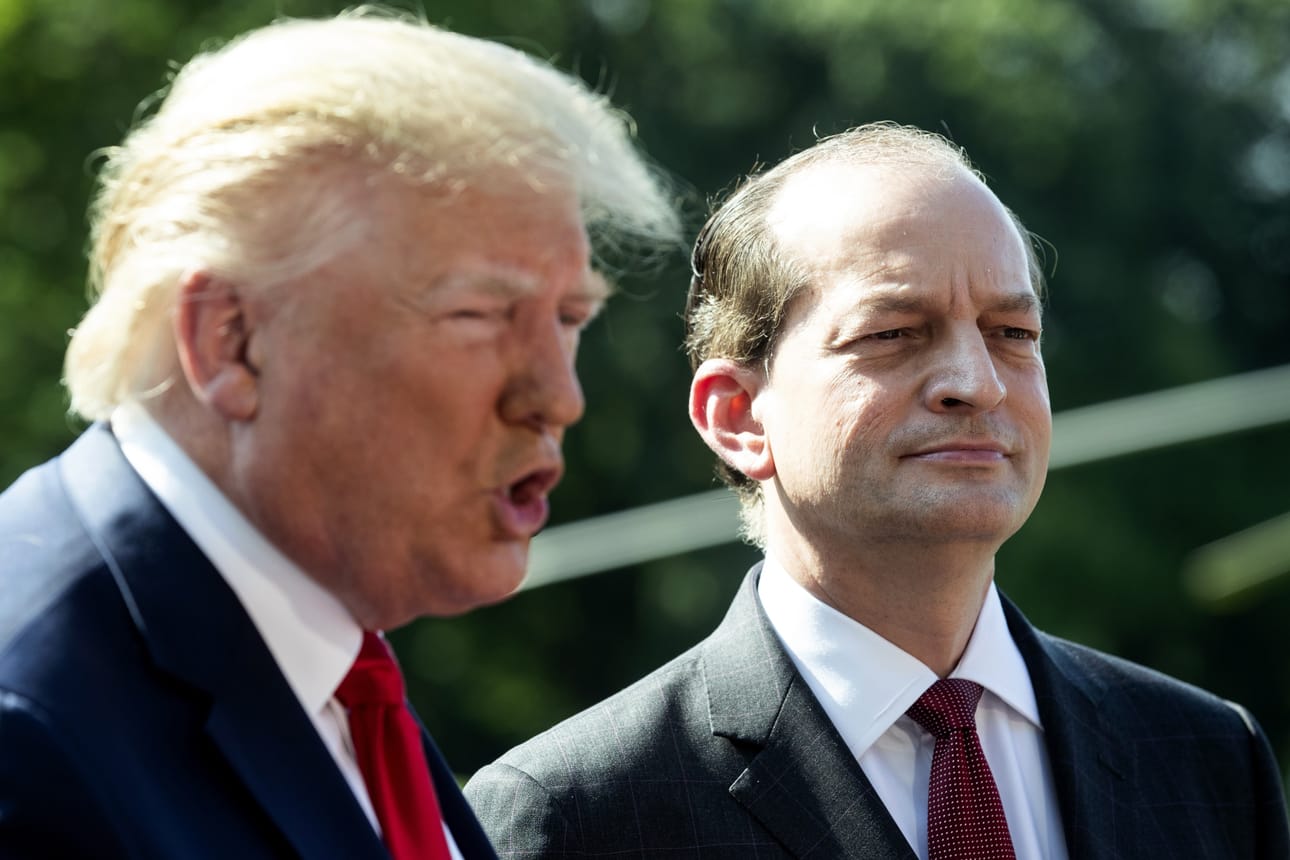 Epsteinin ja tämän seuralaisten raiskausvyyhti seurasi Trumpia jo tämän ensimmäisellä presidenttikaudella. Silloinen työministeri Alex Acosta joutui vuonna 2019 eroamaan, koska sai osakseen arvostelua Epsteinin seksirikostapausten käsittelystä aiemmassa työssään Etelä-Floridan syyttäjäviranomaisena.