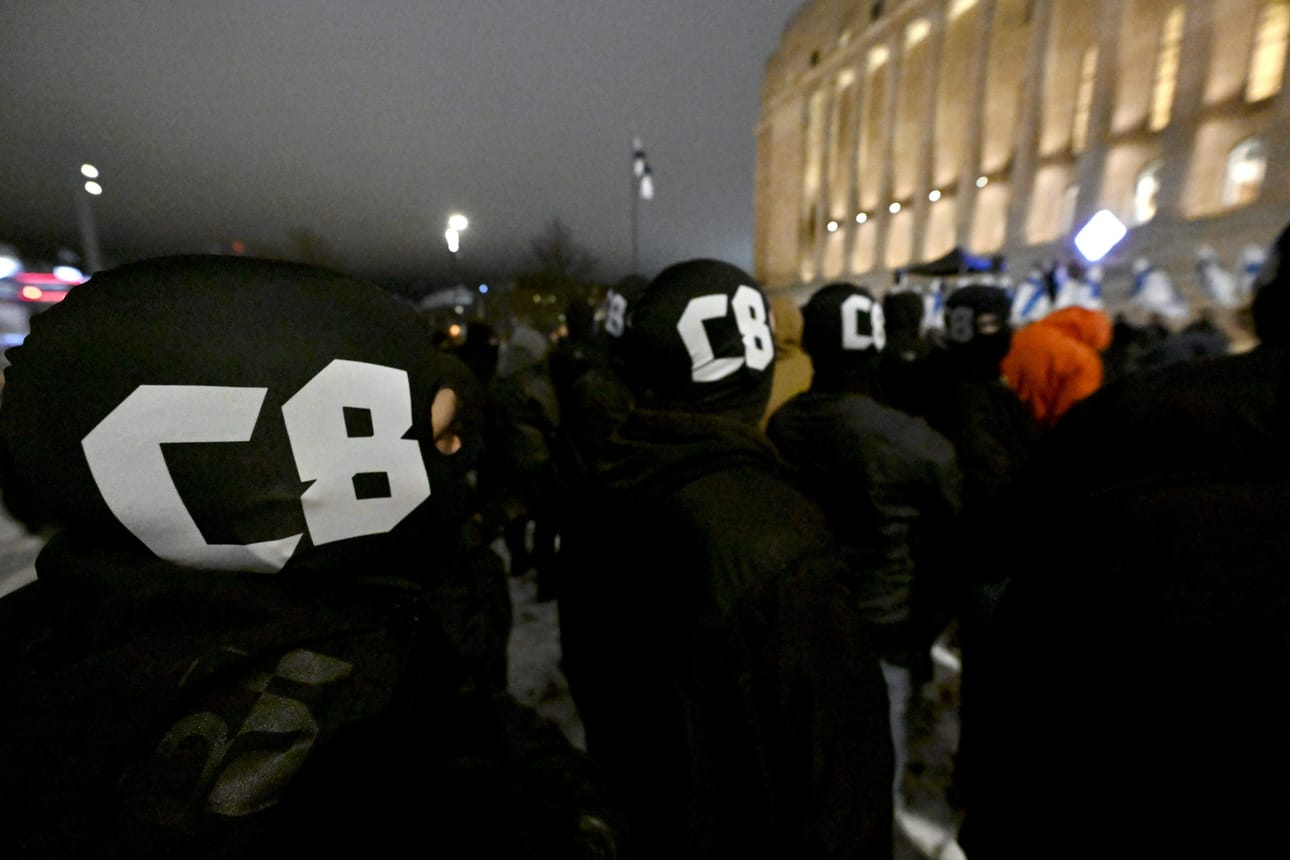 Suomessa toimivan äärioikeistolaisen Club 8 -verkoston jäseniä - Äärioikeistolainen Suomi Herää -kulkueen marssissa.