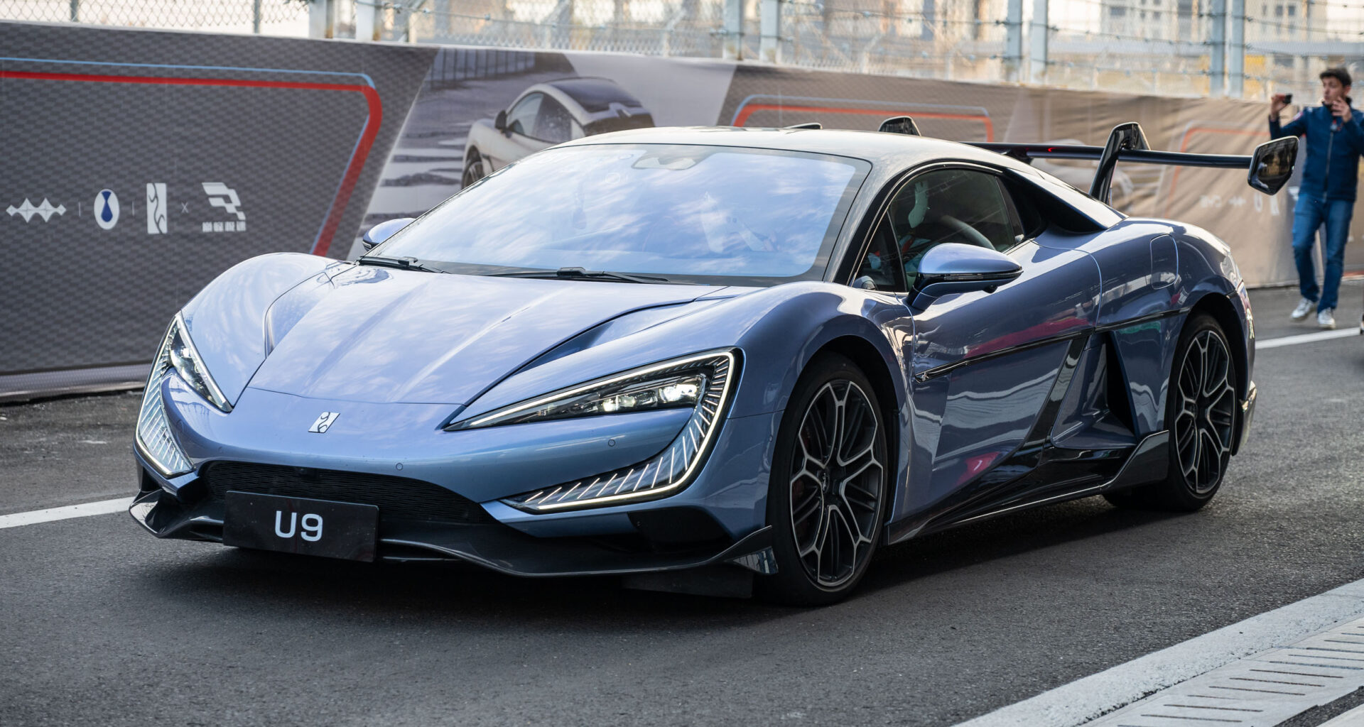 Yangwang U9 on 1 300 hevosvoimaa hyperiautoa, joka vaikka hyppää puolestasi