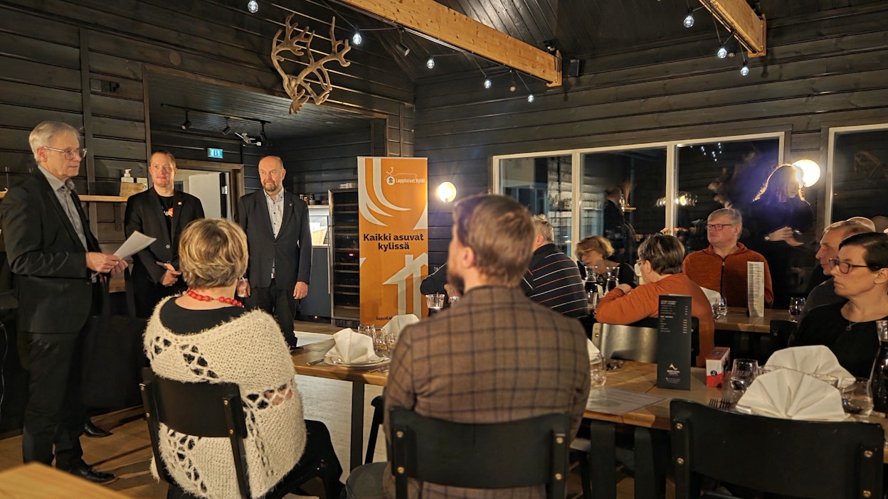 Suomen surkeinta kylätietä juhlistettiin paikallisten voimin perjantaina Kittilässä.