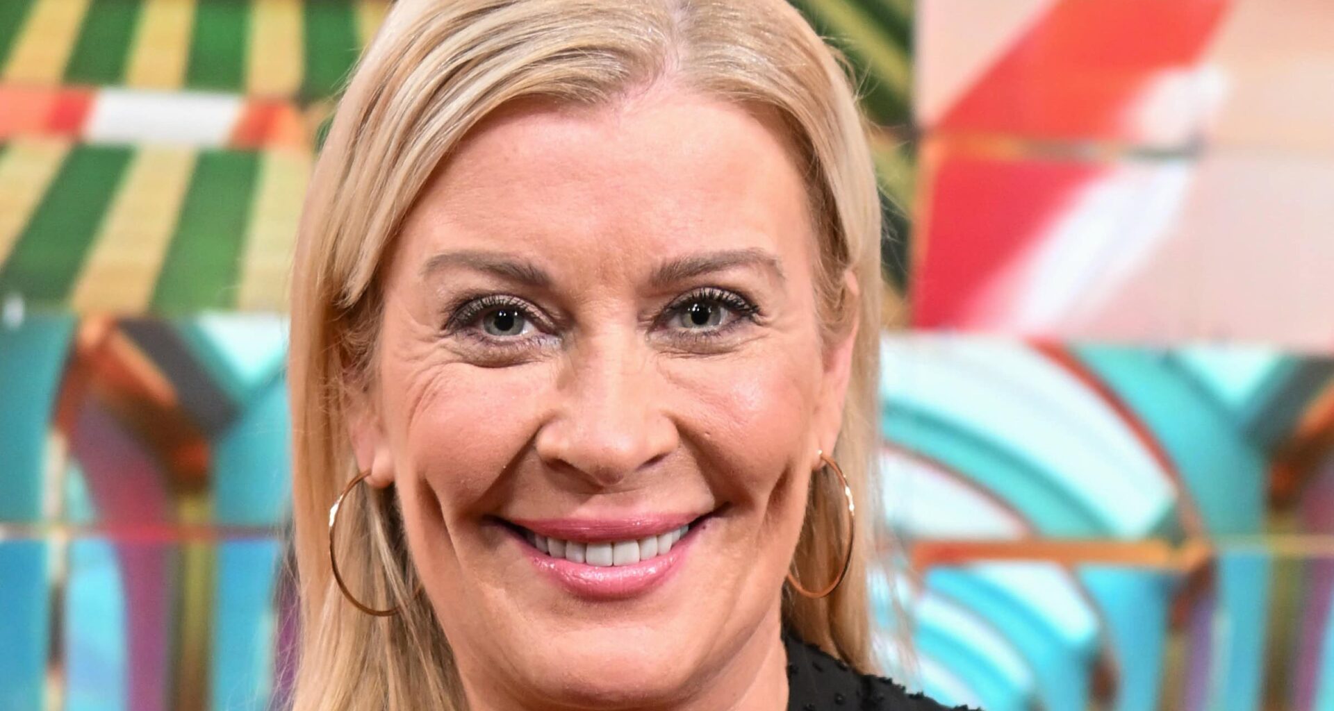 Kirsi Alm-Siira poseeraa pehmonallen kanssa - ylläriuutinen!