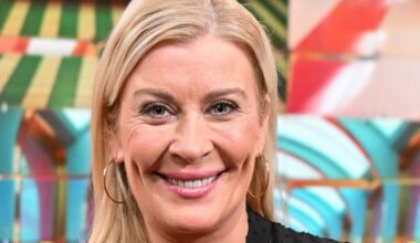 Kirsi Alm-Siira poseeraa pehmonallen kanssa - ylläriuutinen!