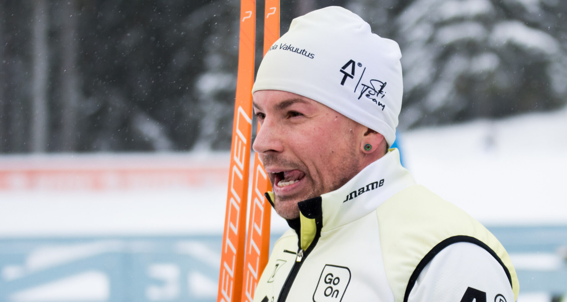 Antti Tuisku kertoi ikäviä uutisia hengitysmaski kasvoillaan