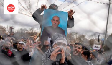 Abdullah Öcalanin kuvaa pidettiin esillä kurdien Newroz-juhlassa maaliskuussa 2025.