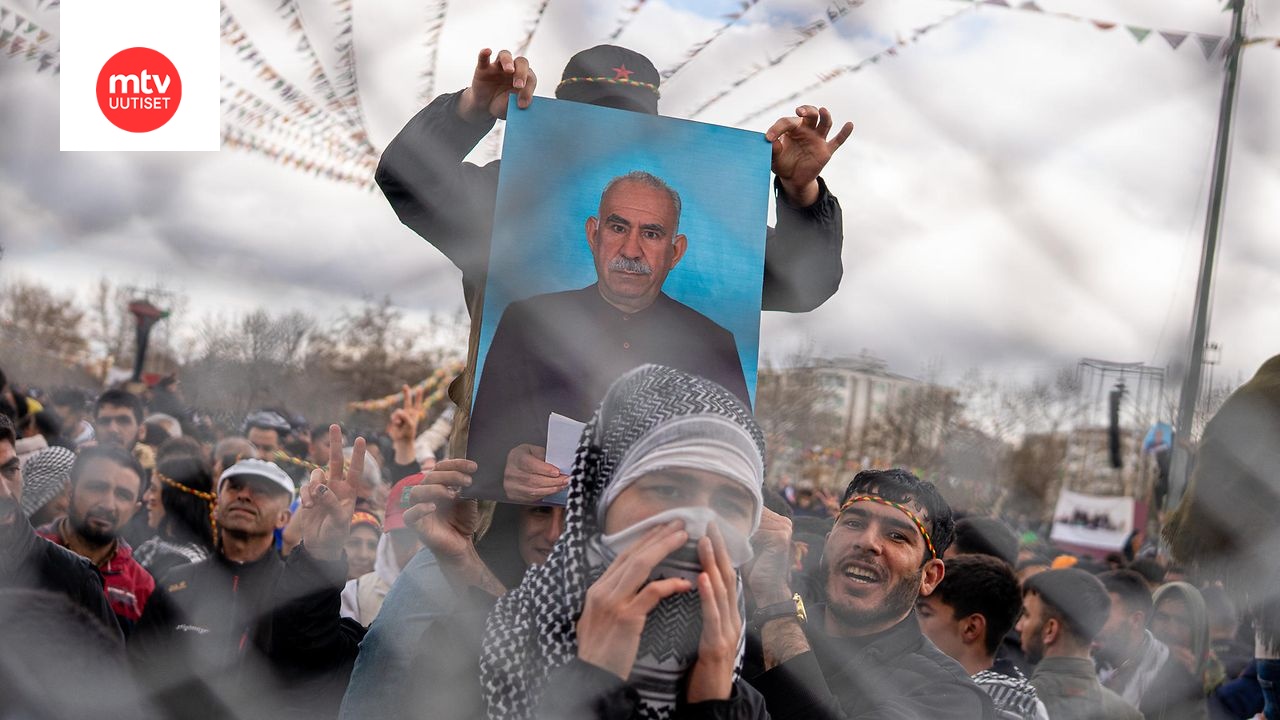 Abdullah Öcalanin kuvaa pidettiin esillä kurdien Newroz-juhlassa maaliskuussa 2025.