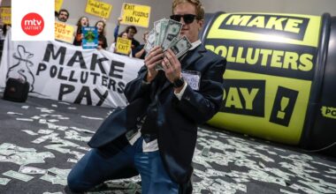 Mielenosoittajat heittelivät seteleitä ja vaativat saastuttajia maksamaan aiheuttamistaan vahingoista COP30-ilmastokokouksessa Belemissä, Brasiliassa keskiviikkona.