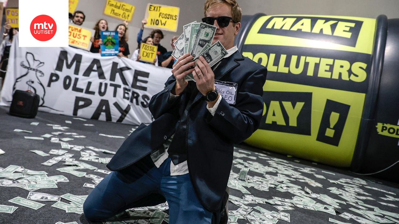 Mielenosoittajat heittelivät seteleitä ja vaativat saastuttajia maksamaan aiheuttamistaan vahingoista COP30-ilmastokokouksessa Belemissä, Brasiliassa keskiviikkona.