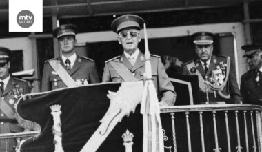 Kenraali Francisco Franco (kuvassa keskellä) Espanjan hallitsi Espanjaa rautaisella otteella.