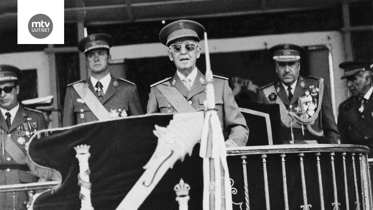 Kenraali Francisco Franco (kuvassa keskellä) Espanjan hallitsi Espanjaa rautaisella otteella.