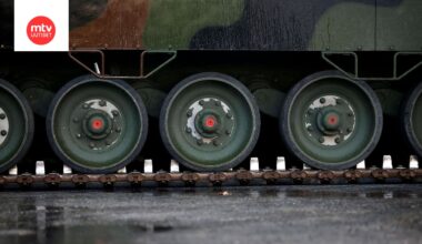 Moottorimarssilla ollut Leopard 2A6 -panssarivaunu pysähtyi iltapäivällä Hämeenlinnassa Tiiriön ABC:n kohdalle. Kuvituskuvan panssarivaunu ei liity uutiseen.