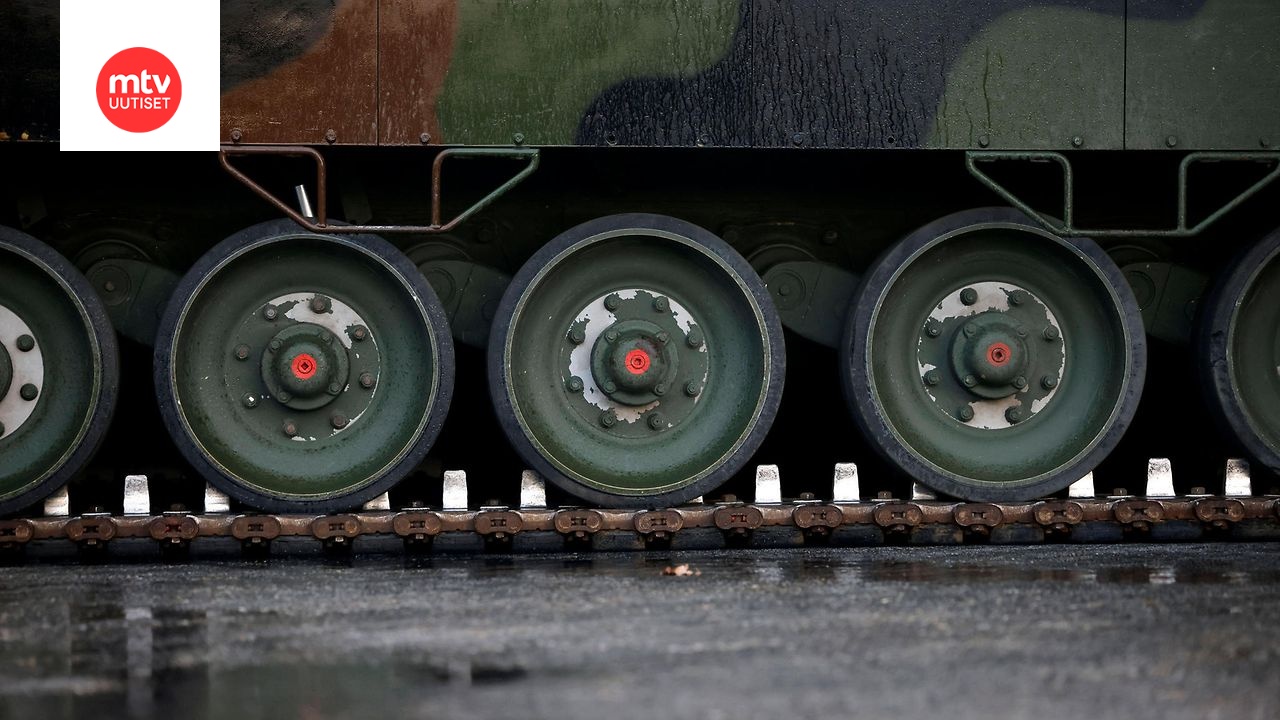 Moottorimarssilla ollut Leopard 2A6 -panssarivaunu pysähtyi iltapäivällä Hämeenlinnassa Tiiriön ABC:n kohdalle. Kuvituskuvan panssarivaunu ei liity uutiseen.