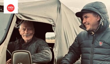 Näyttelijä Stephen Lang (vasemmalla) ja ohjaaja Jalmari Helander Sisu 2:n kuvauksissa.