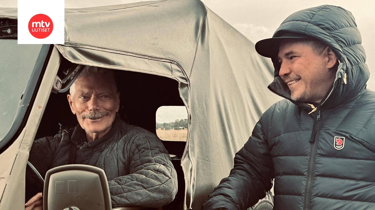 Näyttelijä Stephen Lang (vasemmalla) ja ohjaaja Jalmari Helander Sisu 2:n kuvauksissa.