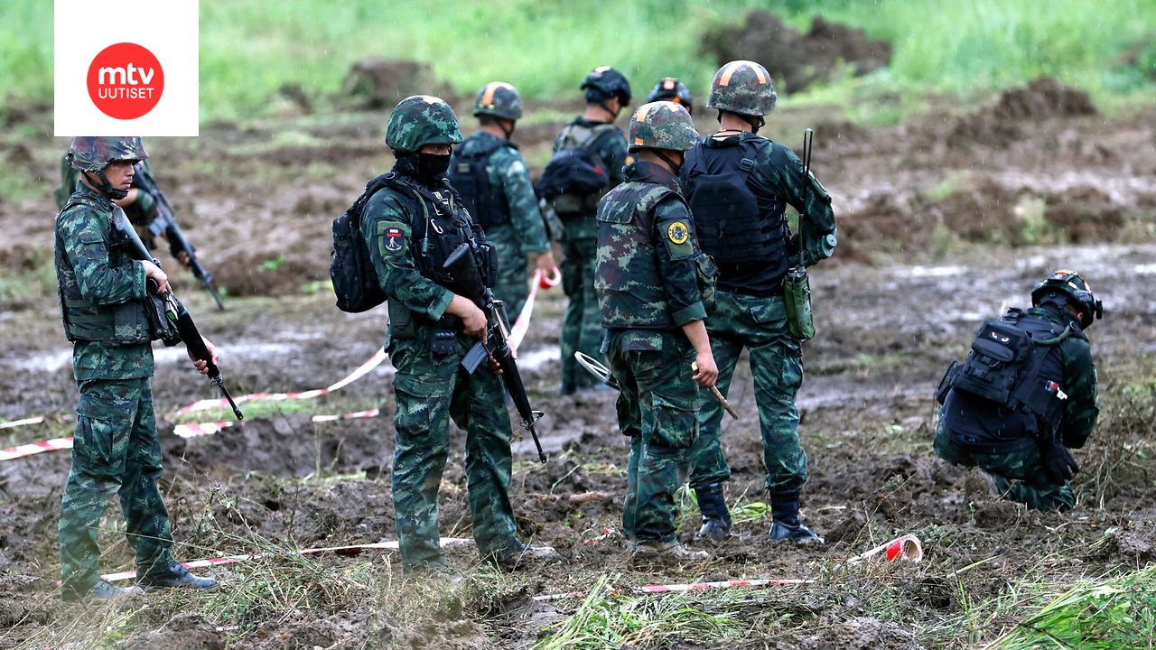 Kuvituskuvassa thaimaalaiset sotilaat suorittivat miinanraivausta Ban Nong Ya Kaewissa 10. lokakuuta 2025.