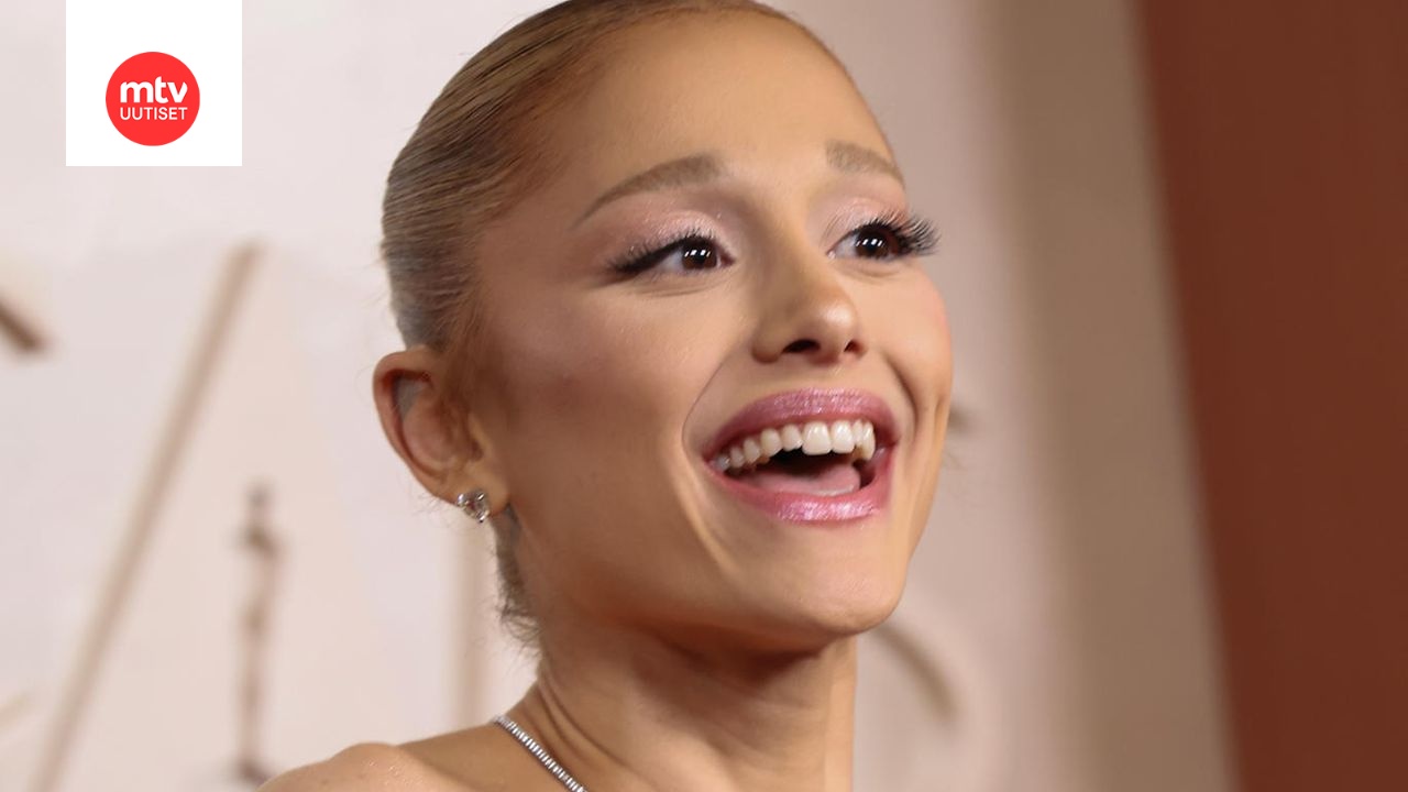 Arkistokuva. Grande kehotti ihmisiä suojelemaan itseään negatiiviselta kommentoinnilta.