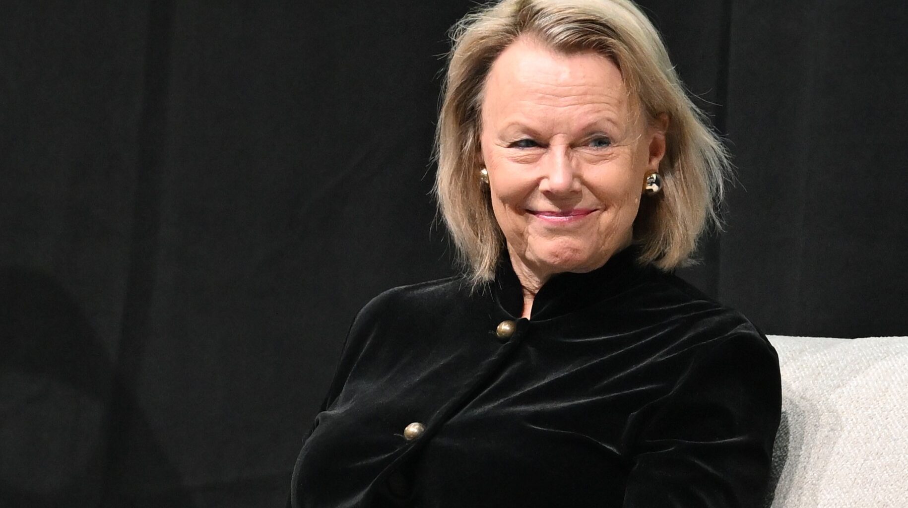 Tässä tuore kuva 81v täyttävästä Arja Saijonmaasta - mukana myös sisar