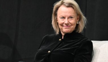 Tässä tuore kuva 81v täyttävästä Arja Saijonmaasta - mukana myös sisar