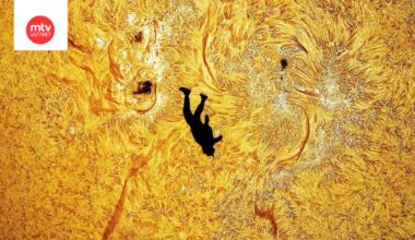 Avaruusvalokuvaaja Andrew McCarthyn kuvaama otos, jossa Aurinko näkyy huipputarkasti laskuvarjohyppääjän taustalla.