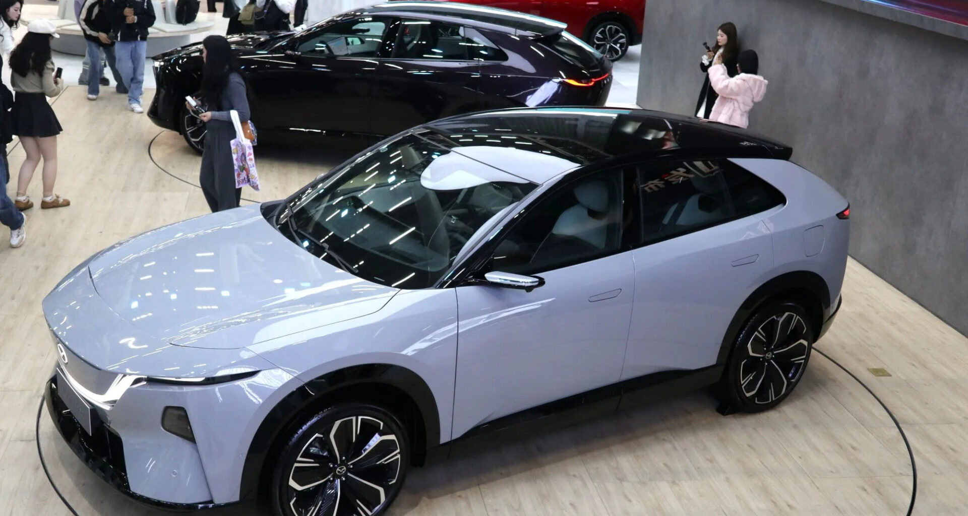 Guangzhoun autonäyttely: Kiinasta vyöryy autoja, joille Euroopalla ei ole varaa nauraa