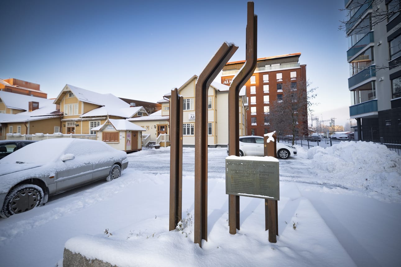 Katkennut taival (Hotelli-ravintola Alma, Ruukintie 4) on entisen kaupunginarkkitehti Juhani Lahden suunnittelema Talvisodan pommituksessa kuolleiden muistomerkki. Seinäjoelle pudotettiin 3. helmikuuta 1940 yhteensä 158 pommia. Ratapiha oli pääkohde kuljetusverkoston lamauttamiseksi. Yksi pommeista suuntautui Rajakadun (nyk. Ruukintie) sirpalesuojaan, jossa oli junamatkustajia. Kymmenen kuoli heti ja kolme myöhemmin sairaalassa. Pommit osuivat myös juna-aseman odotustilaan, Marttilan kouluun (nyk. taidekoulu Oiva), viljavarastoon ja kauppatorille; loput putosivat joen toispuolen pelloille. Yhteensä 36 rakennusta vaurioitui, joista 9 tuhoutui.