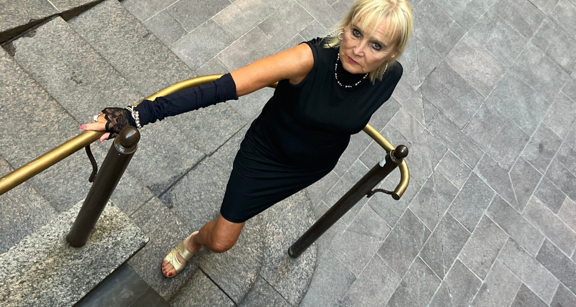 Seuraavaksi 75-vuotias suomalaisartisti Barbara tulkitsee yleisölle My Chemical Romancen tuotantoa