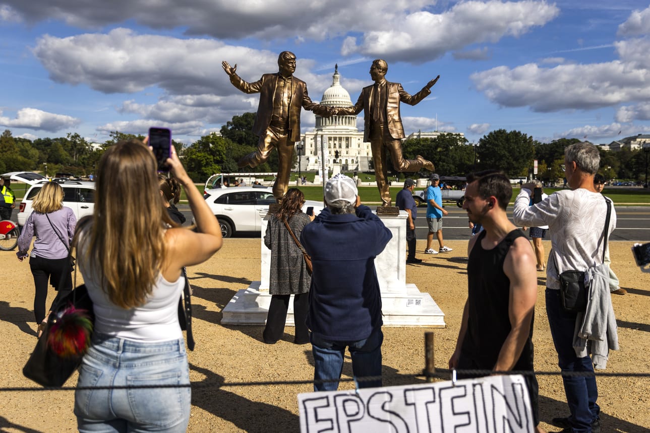 Ihmiset ottivat innokkaasti kuvia protestipatsaasta, joka ilmaantui Yhdysvaltojen hallintopääkaupunkiin Washingtoniin tänä syksynä. National Mall -puistoalueelta katsottuna Trumpin ja Epsteihin hahmojen taustalla näkyy vallankäytön ylin symboli, Capitol-kukkulalla kohoava kongressi.