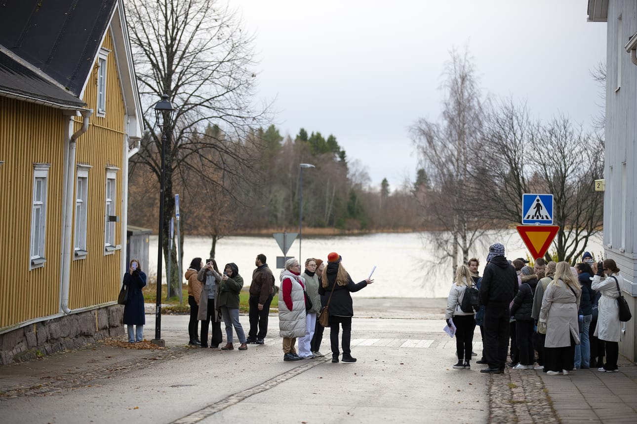 Vanhassa Raahessa sijaitsevat rakennukset tuntuivat herättävän arkkitehtiopiskelijoissa mielenkiintoa. Puhelimia kaiveltiin esiin useampaan otteeseen, kun näkymiä haluttiin tallettaa niiden kuvagallerioihin.