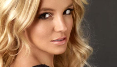 Britney Spears aikoi hypätä biksuissa mereen – paniikki iski ennen sitä