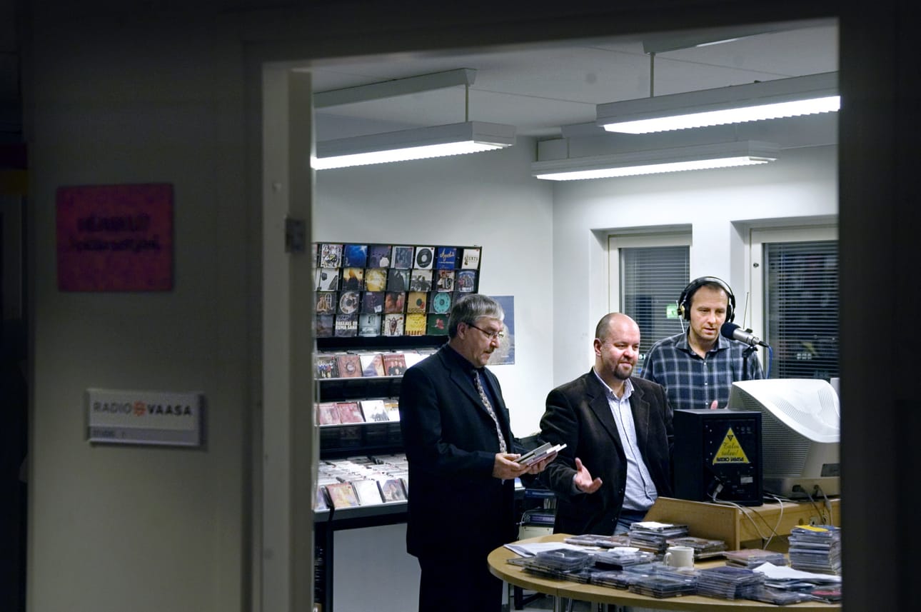 Kun Radio Vaasa täytti 20 vuotta, toimitusjohtaja Pekka Iitola ja toimittajat Anssi Marttinen ja Hippo Hovi lupasivat Pohjalaisen haastattelussa pitää jatkossakin kiinni paikalliskulttuurista. Arkistokuva.