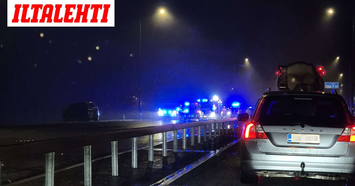 Usean ajoneuvon onnettomuus Nelostiellä