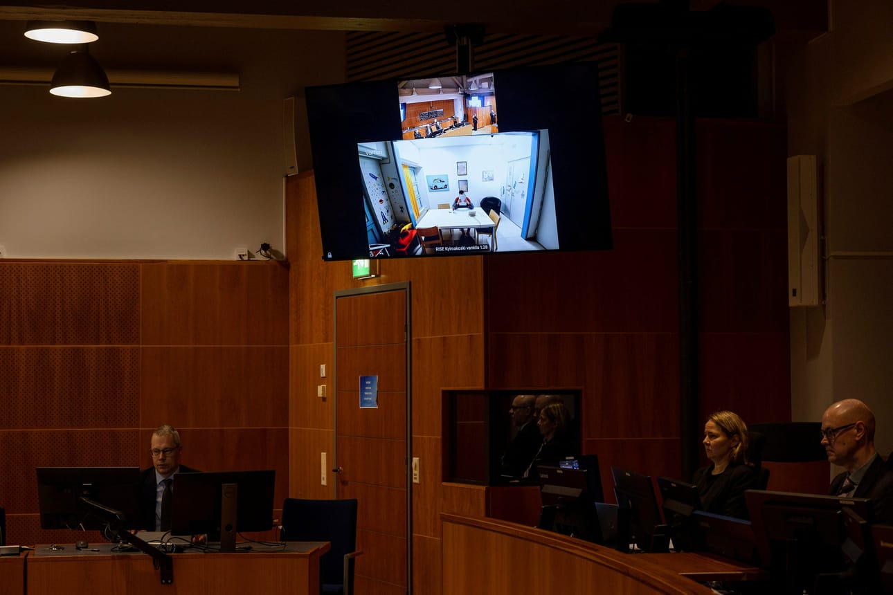 Syytetty osallistui oikeudenkäyntiin etäyhteydellä Kylmäkosken vankilasta.