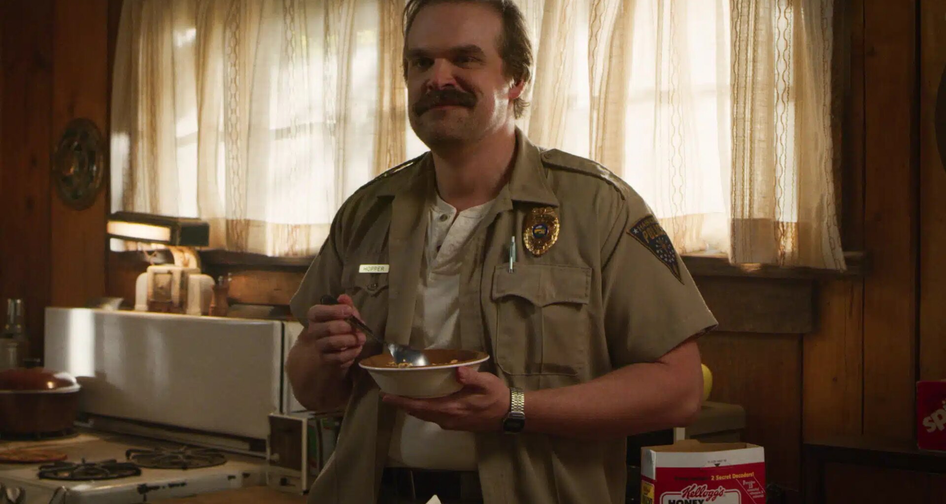 Stranger Thingsin kulisseissa roihuaa: Millie Bobby Brown valitti Netflixille David Harbourista