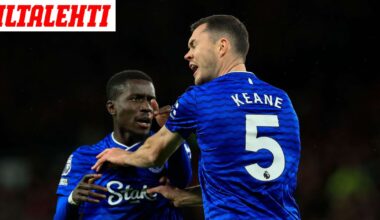 Käsittämätön hetki Valioliigassa! Pelaaja löi omaa joukkuekaveriaan – Punainen kortti - Iltalehti