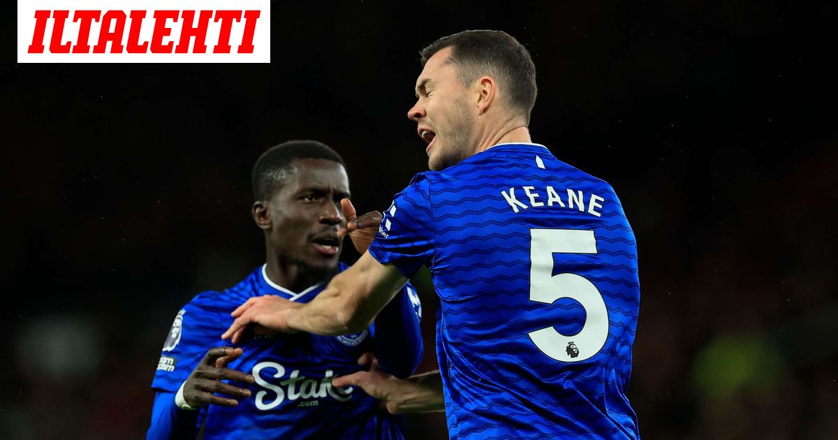 Käsittämätön hetki Valioliigassa! Pelaaja löi omaa joukkuekaveriaan – Punainen kortti - Iltalehti