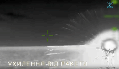 Drooni väisti ohjuksen viime hetkellä, Venäjän helikopteri räjähti tulipalloksi