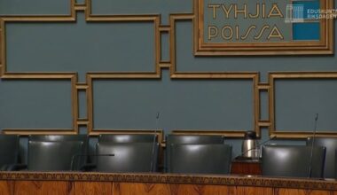 Tätä ei nähty televisiossa: Kansanedustajat Eduskuntatalon väestösuojiin