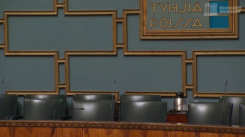 Tätä ei nähty televisiossa: Kansanedustajat Eduskuntatalon väestösuojiin