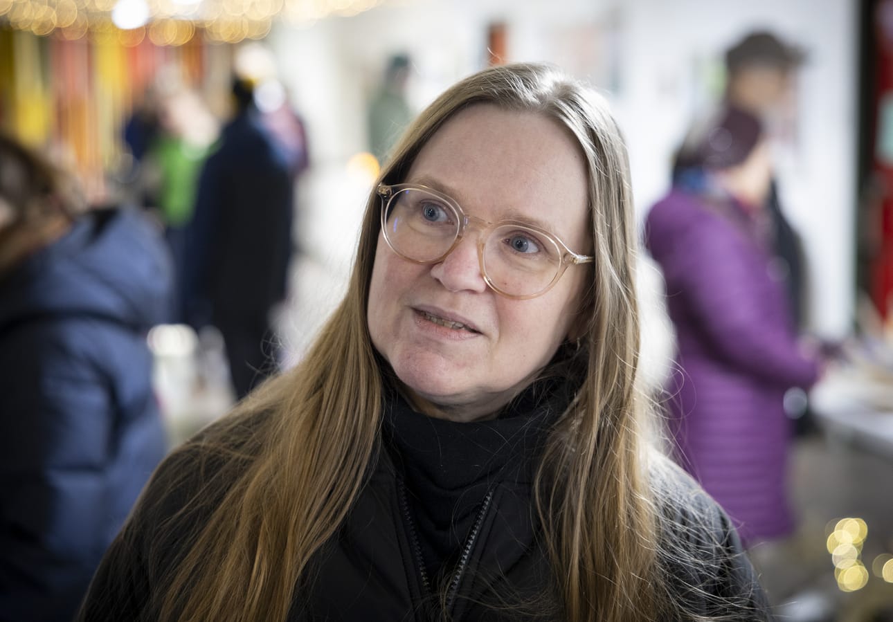 Kirsi Silén kertoo pitävänsä taiteesta, mutta sen ostaminen lahjaksi pitää tehdä taiten.