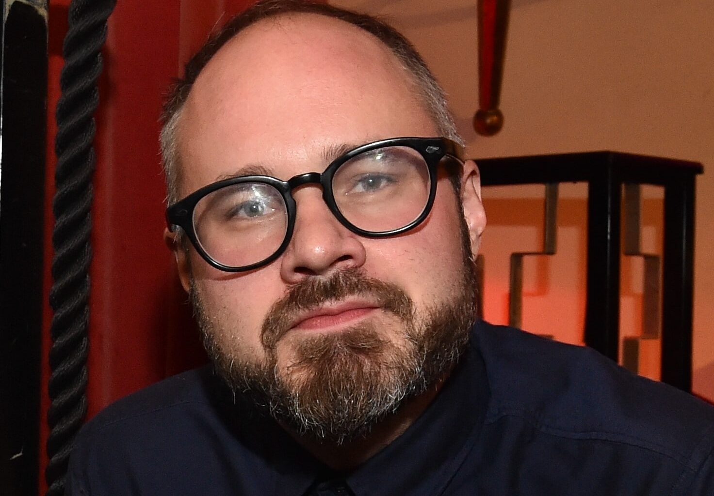 Tuomas Enbuskella on hyvä vinkki ikkunoiden pesuun