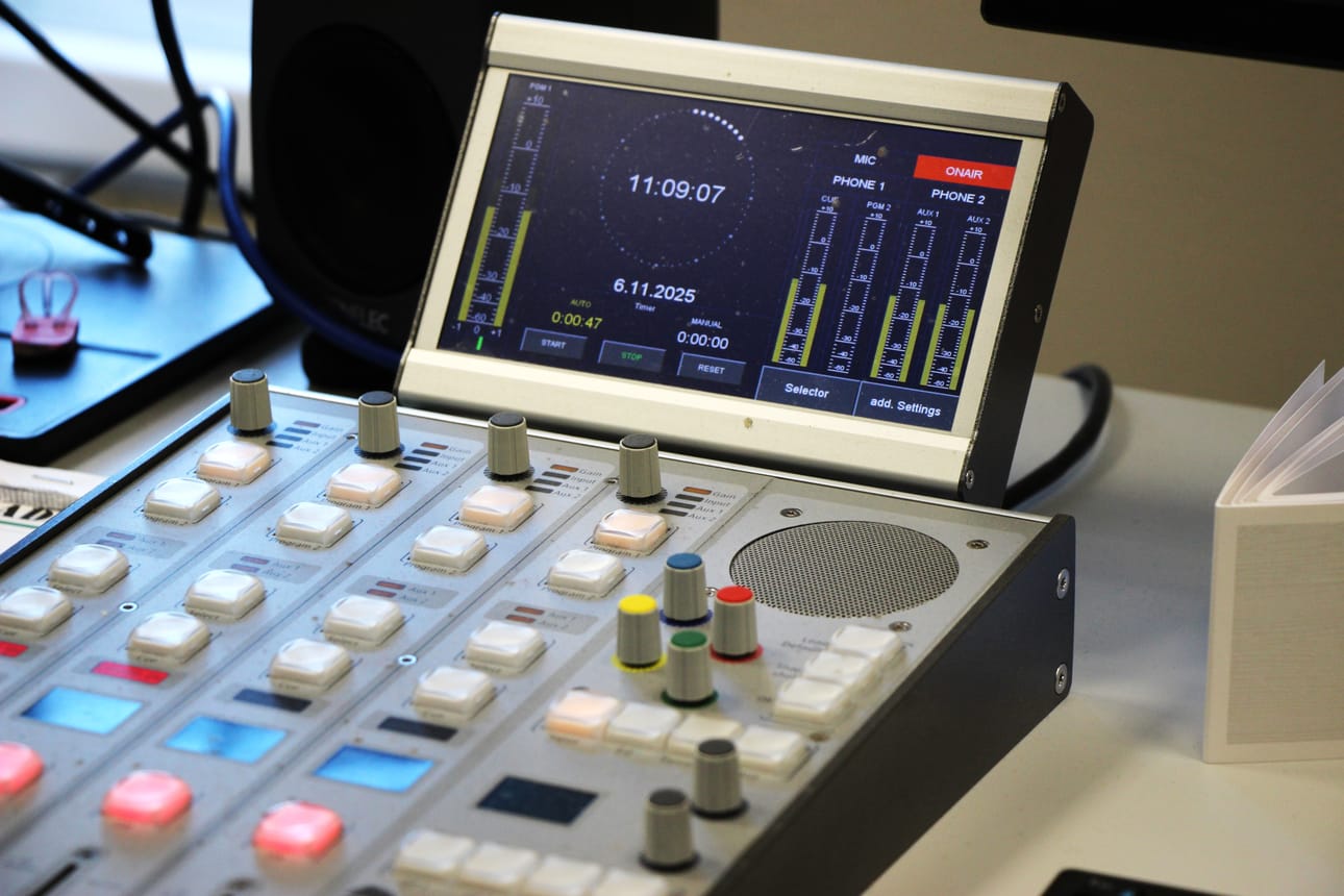 Nykyään radiostudiossa on pienehkö ohjauspaneeli ja tietokone.
