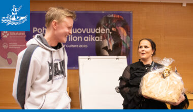 Maajussille morsian -Antti nosti esiin emäntien arvostamisen – Siikalatvan kunnanvaltuusto nautti Antin kunniaksi kakkukahvit