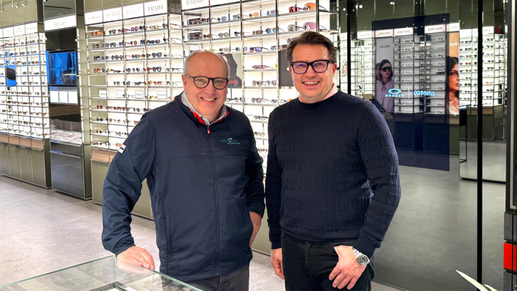 Golfliiton puheenjohtaja Antti Tiitola ja Instru Optiikan toimitusjohtaja Pasi Anttila.