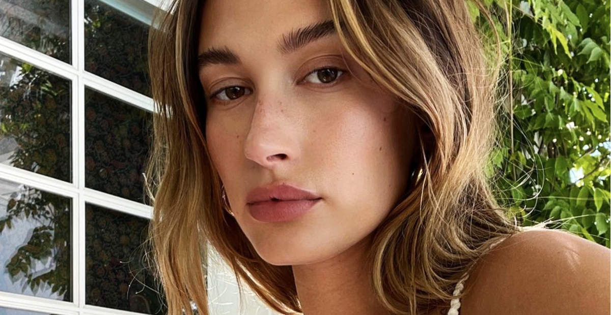 Hailey Bieber piehtaroi rantahiekalla – miesfanien pasmat heti sekaisin