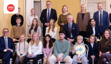 Virran mukaan hallituksen päätösten seuraukset näkyvät kasvavina lukuina köyhyydessä, työttömyydessä, velassa ja hoitojonoissa. Näin iloisissa merkeissä ministerit poseerasivat nuorten kanssa Lasten oikeuksien päivänä 20. marraskuuta.