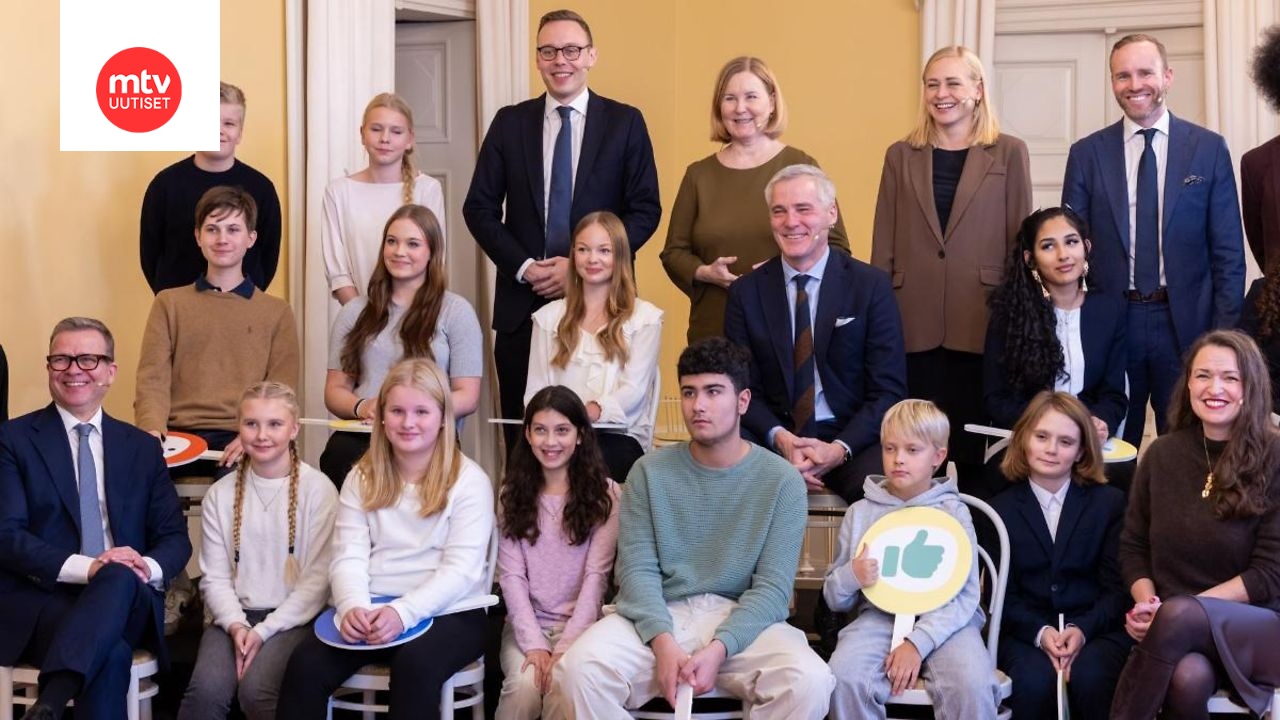 Virran mukaan hallituksen päätösten seuraukset näkyvät kasvavina lukuina köyhyydessä, työttömyydessä, velassa ja hoitojonoissa. Näin iloisissa merkeissä ministerit poseerasivat nuorten kanssa Lasten oikeuksien päivänä 20. marraskuuta.