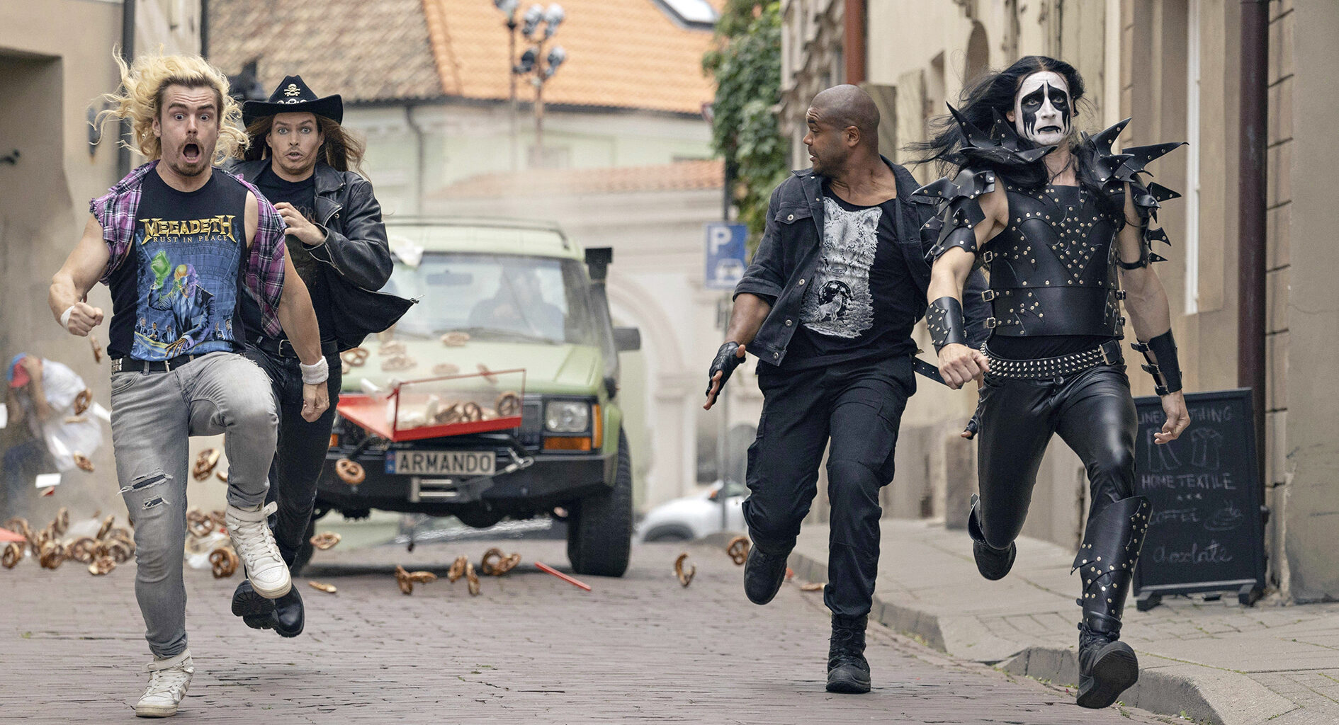 Hevimpi reissu viljelee bändimaailman kliseitä hellyttävästi