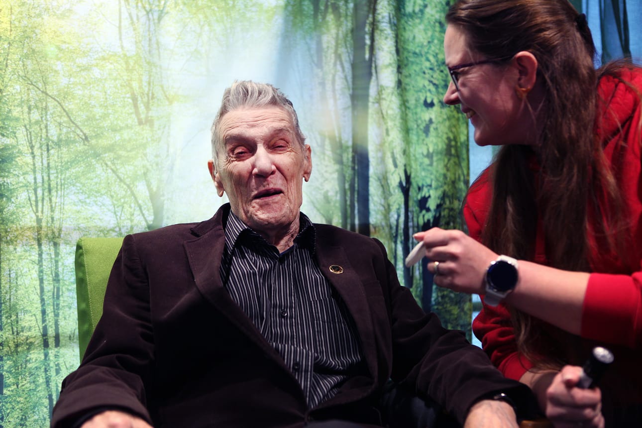 Tenho Ruottua ihan naurattaa, kuinka aito kuusentuoksu Tanja Liukkosen haistattamassa vanulapussa on. Yrttipurkeissa on kuusen lisäksi männyn ja Lapin marjojen tuoksuja nuuskutettavana.